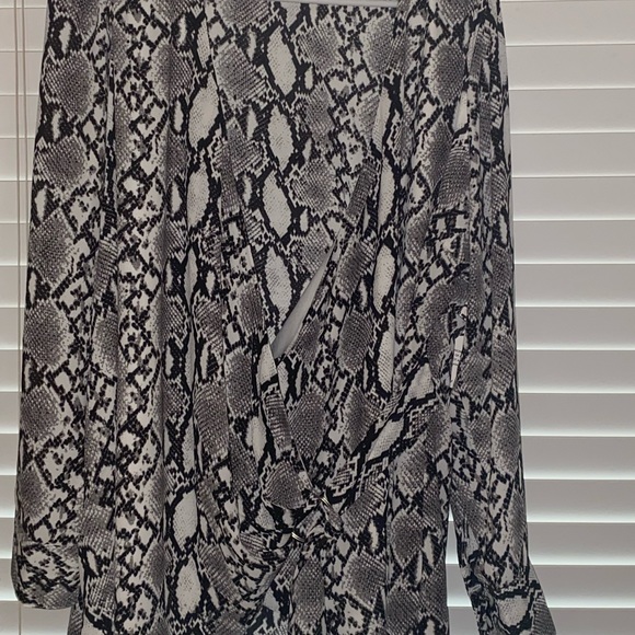 NWT size 1X (14/16W) FASHION TO FIGURE Snakeskin wrap blouse - Picture 2 of 6